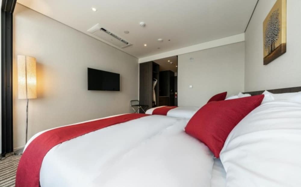 Standard Room, Multiple Beds, Non Smoking - Photo 8