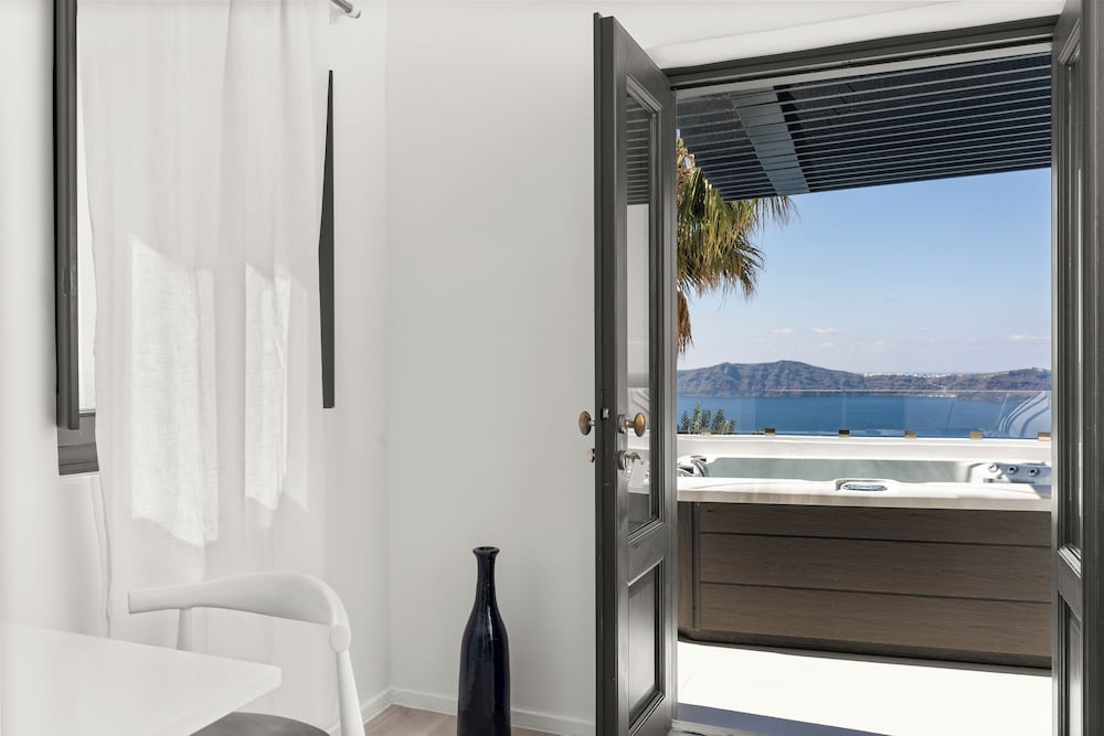 Honeymoon Suite (Outdoor Jetted Tub and Caldera View) - Photo 6