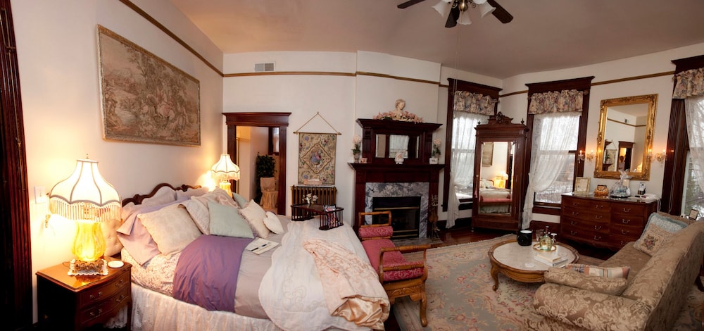 Luxury Room, 1 King Bed, Jetted Tub, Garden View photo 3