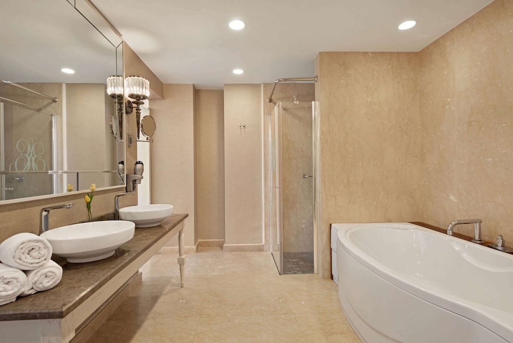 Royal Suite, 1 King Bed - Photo 2