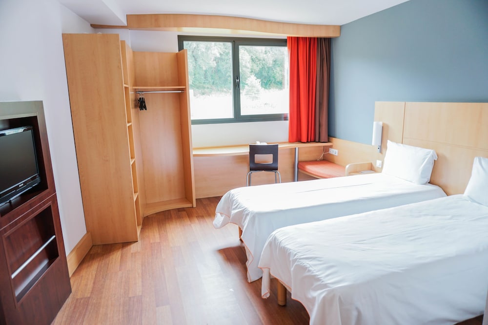 Standard Room, 2 Twin Beds - Photo 12