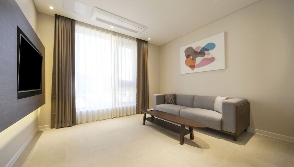 Suite - Photo 4