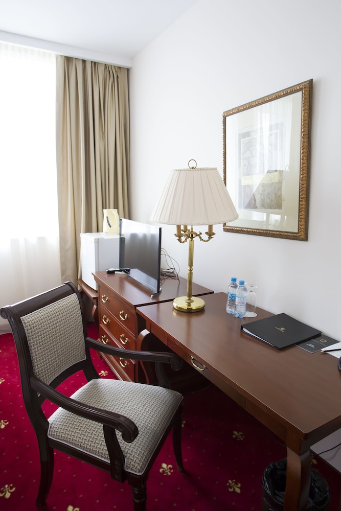 Standard Room, 1 Queen Bed photo 2