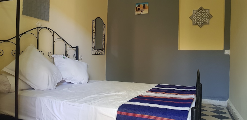 Double Room, 1 Double Bed, Shared Bathroom photo 1
