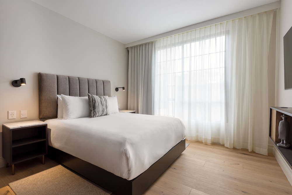 Executive Suite - Photo 2
