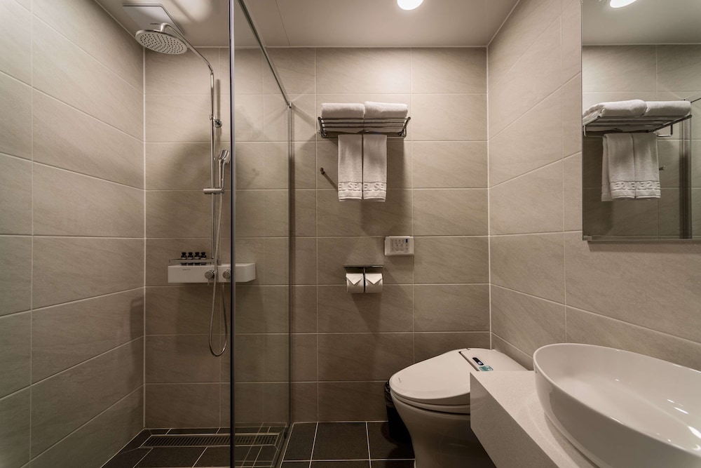 Standard Room, 1 Double Bed, Non Smoking, Refrigerator - Photo 4