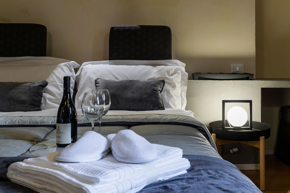 Deluxe Room - Photo 12