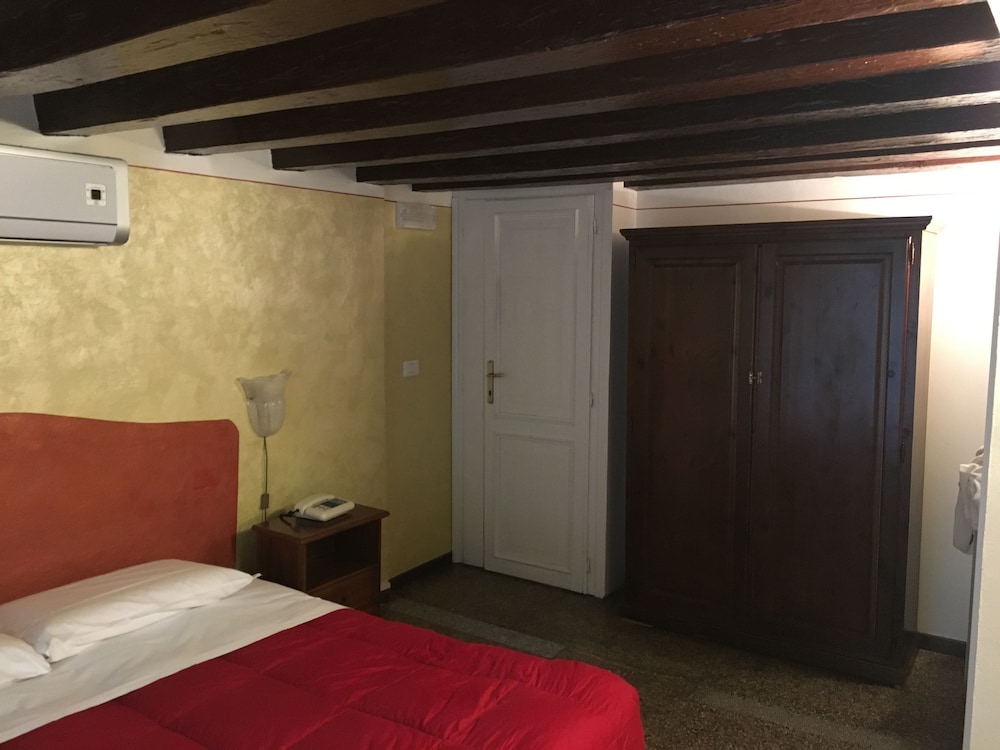 Economy Double Room photo 3