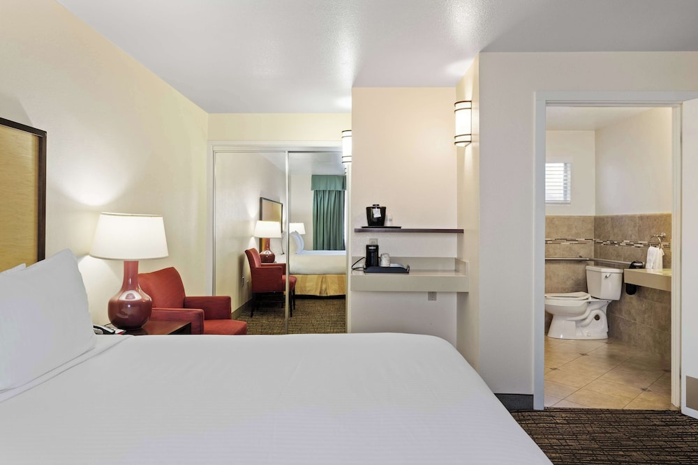 Standard Room, 1 King Bed, Accessible, Non Smoking photo 2