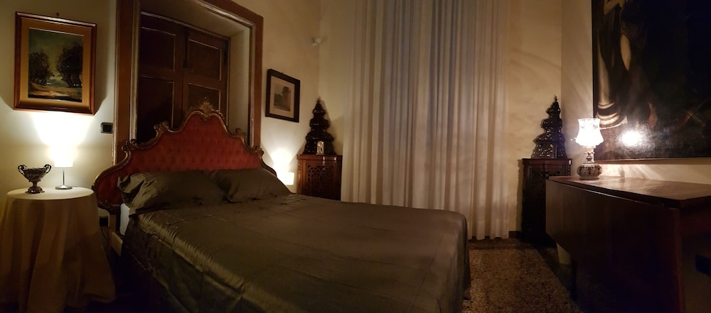 Double Room, Shared Bathroom (Angel)