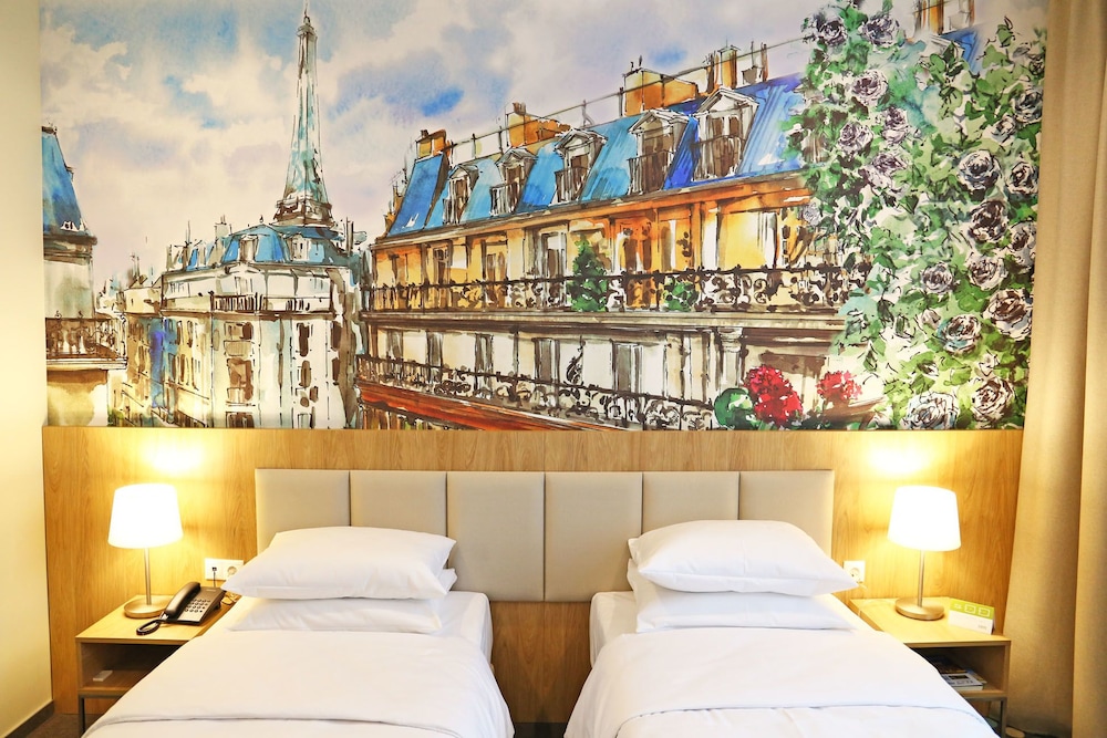 Classic Twin Room, 2 Twin Beds, Microwave, City View photo 2