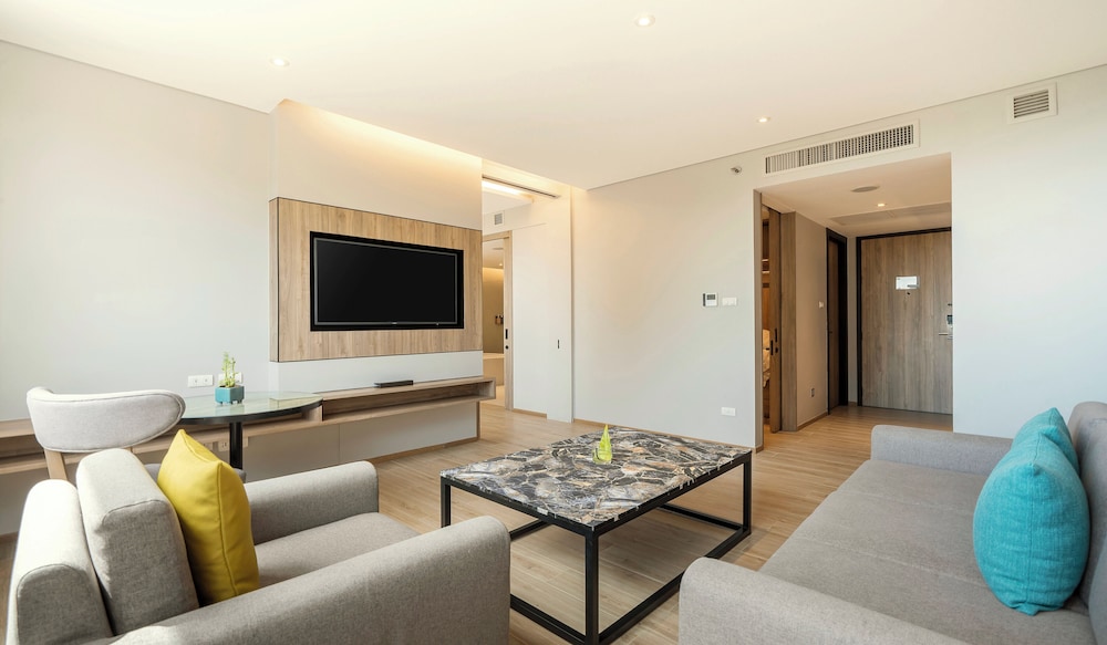 Suite, 1 King Bed, Balcony, City View photo 3
