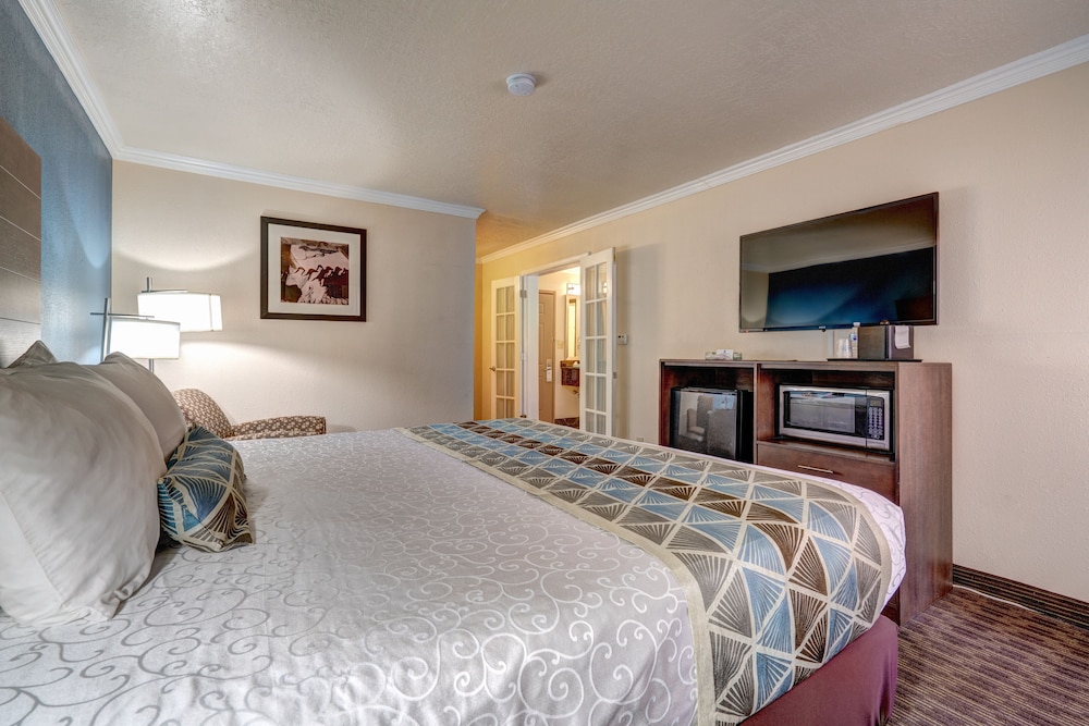Suite, 1 King Bed with Sofa bed, Non Smoking, Refrigerator & Microwave (with Sofabed) photo 3