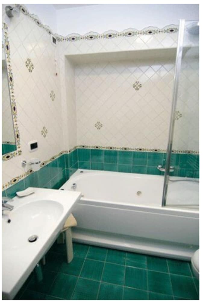 Superior Double or Twin Room, Jetted Tub - Photo 4
