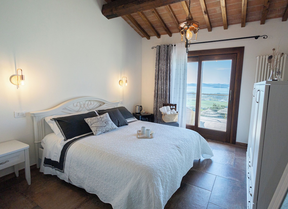 Room, 1 Queen Bed, Lake View photo 1