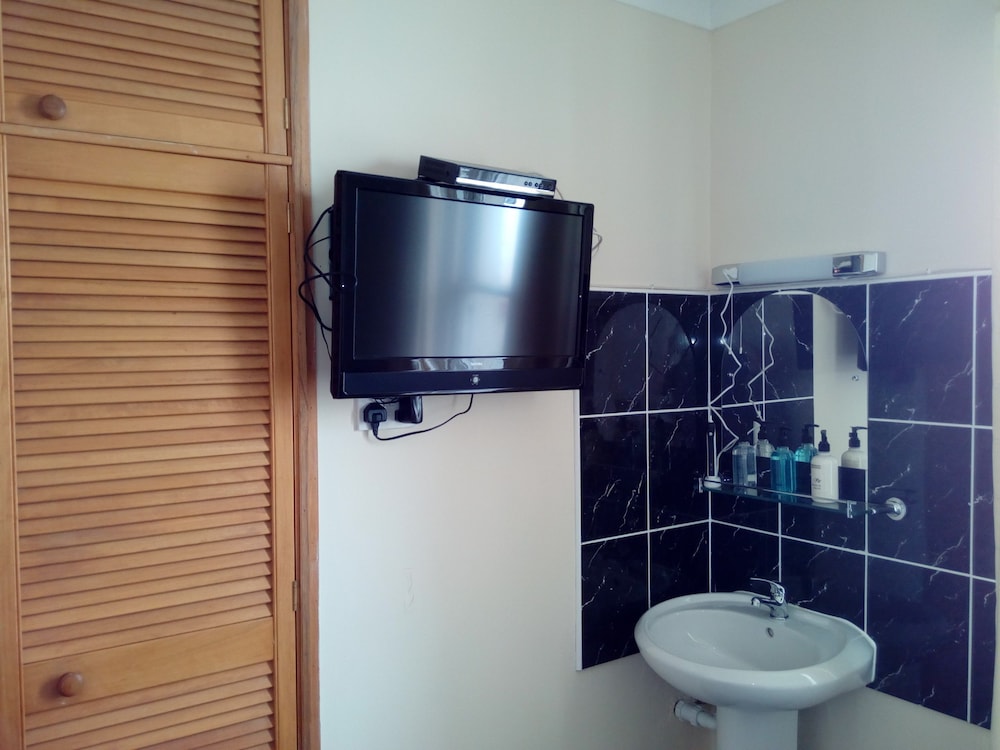 Double Room, Shared Bathroom (Small) photo 3