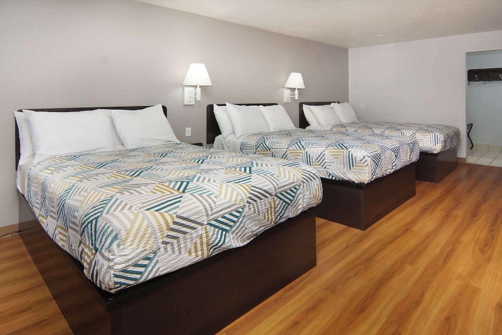 Standard Room, Multiple Beds, Non Smoking photo 1