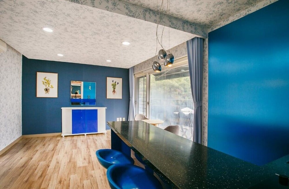 Room (Blue) photo 3