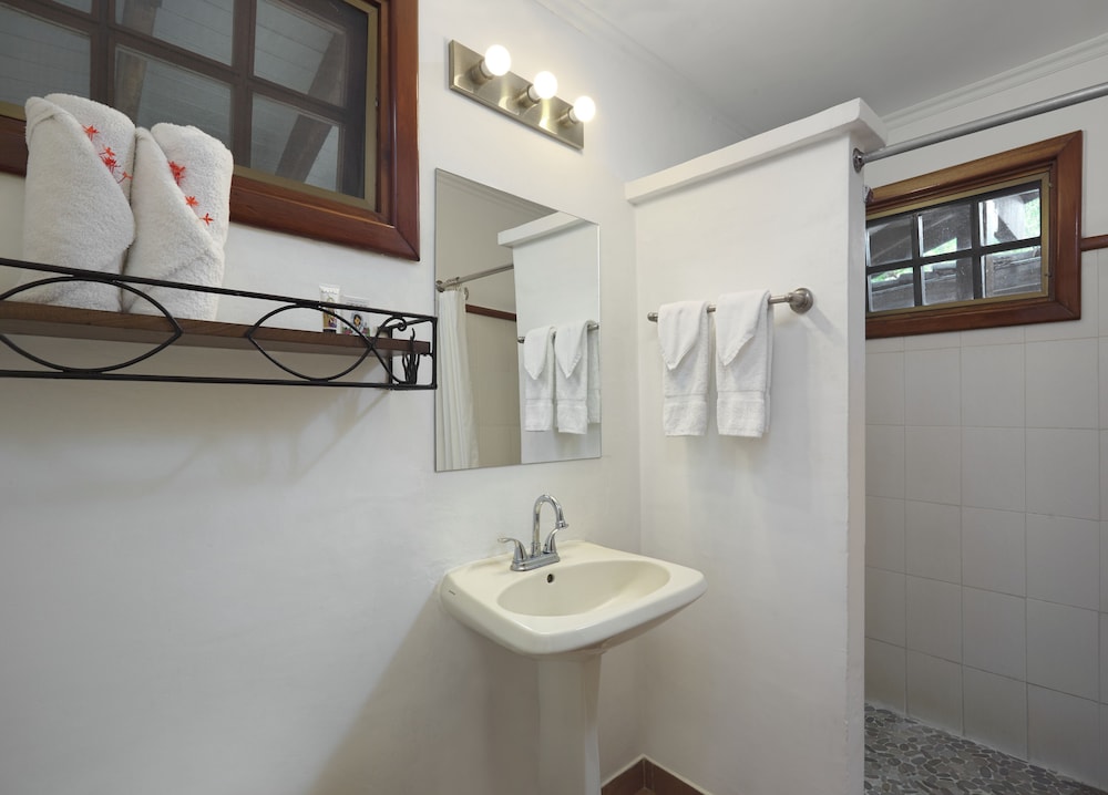 Deluxe Room, 2 Double Beds, Ocean View thumbnail 6