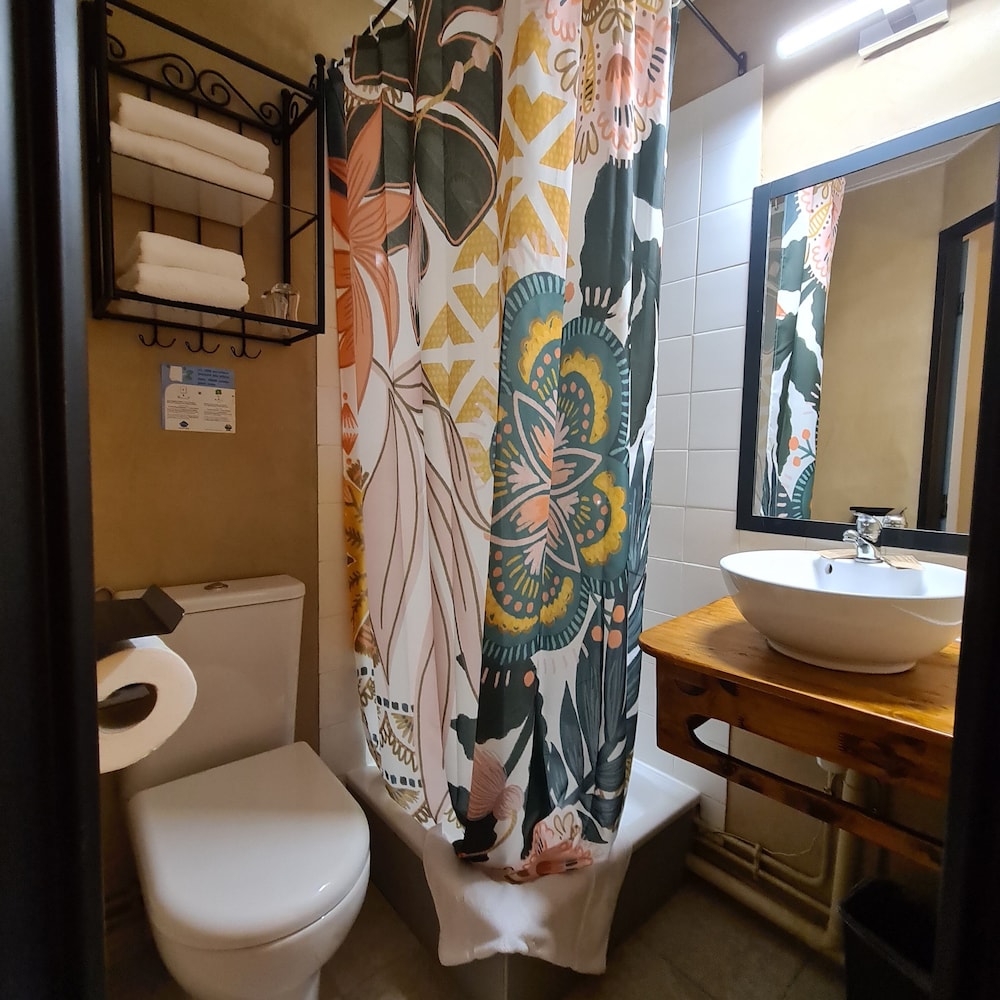 Classic Twin Room - Photo 2