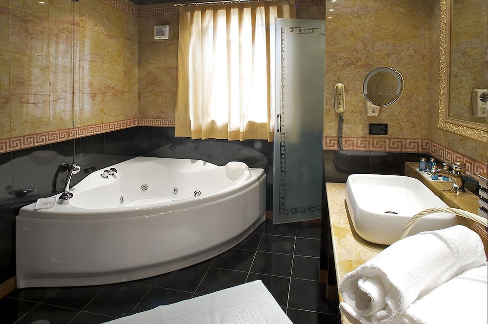 ROYAL SUITE photo 2
