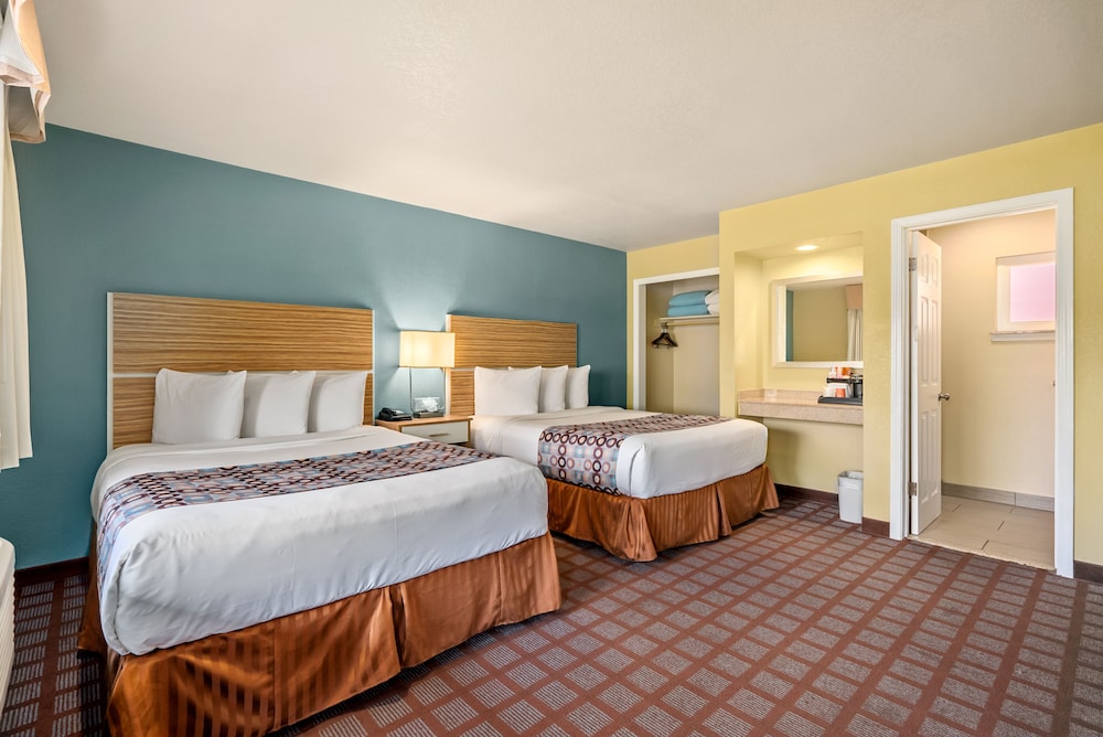 Standard Room, 2 Queen Beds - Photo 2