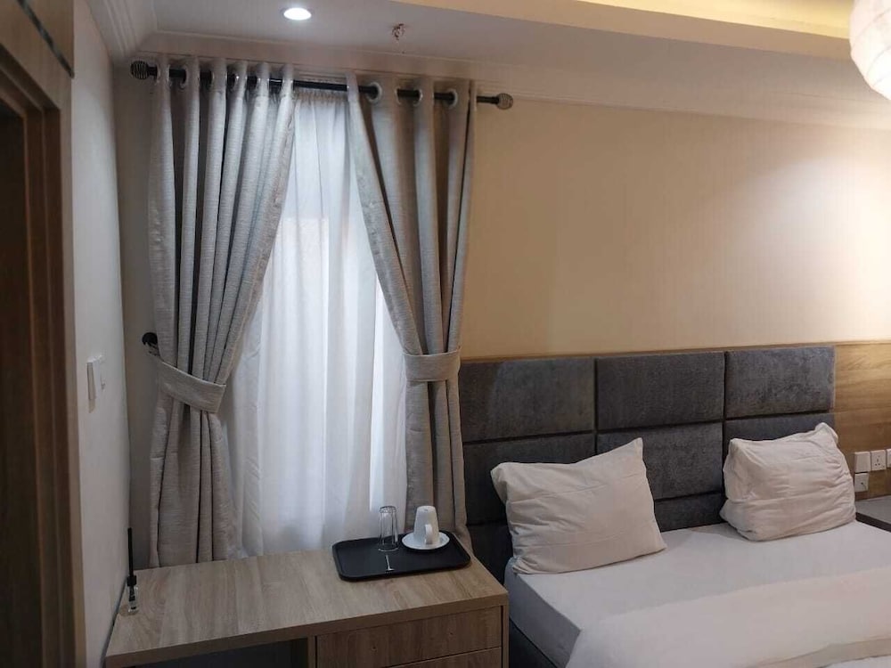 Deluxe Room, 1 King Bed, Non Smoking photo 2