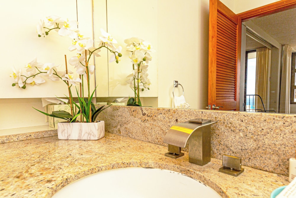 High Floor Ocean View Condo (King Bed and Parking): Condo, 1 Bedroom, Balcony, Ocean View (0063) photo