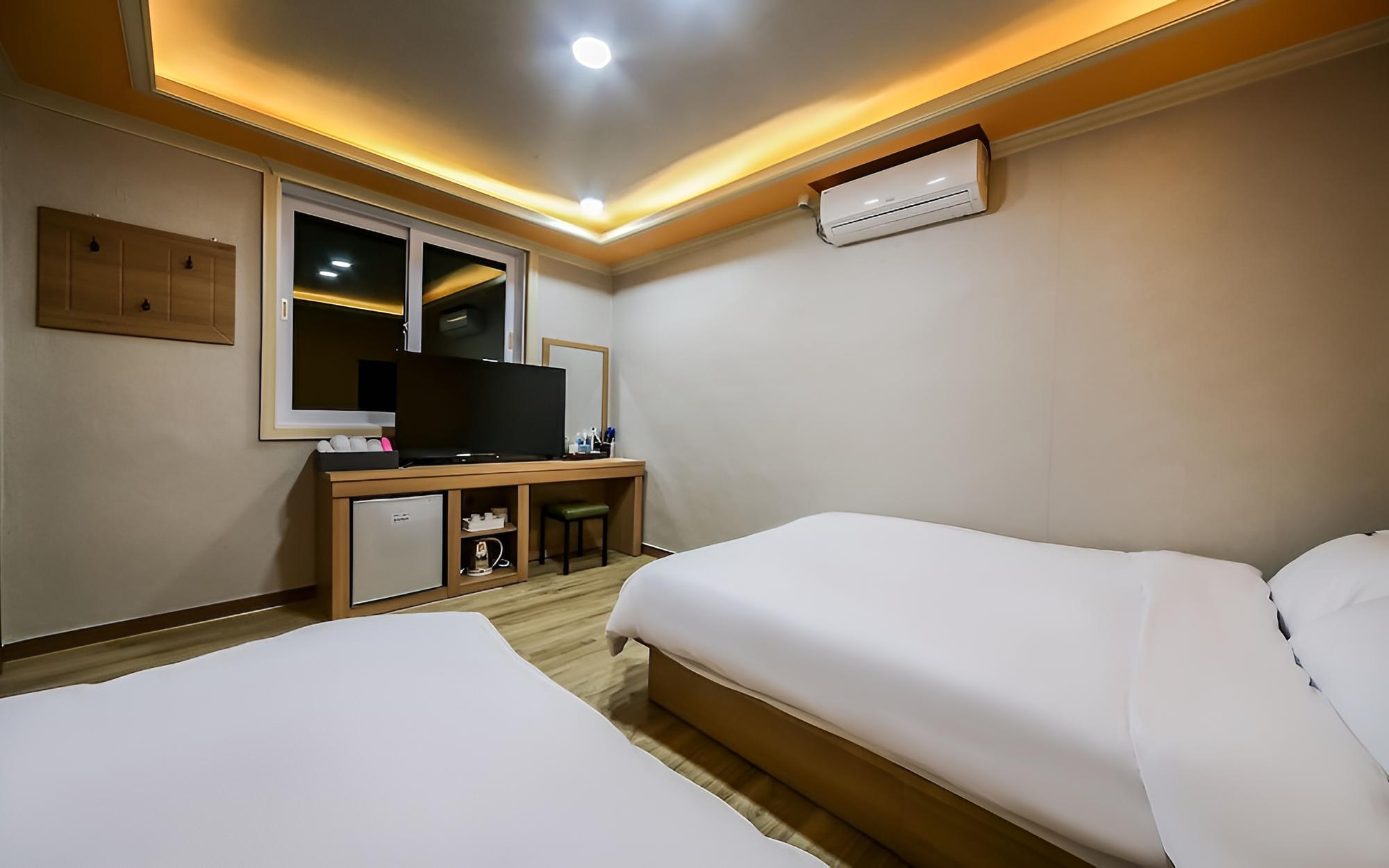Room (Twin Room (Double Bed + Single Bed)) - Photo 5