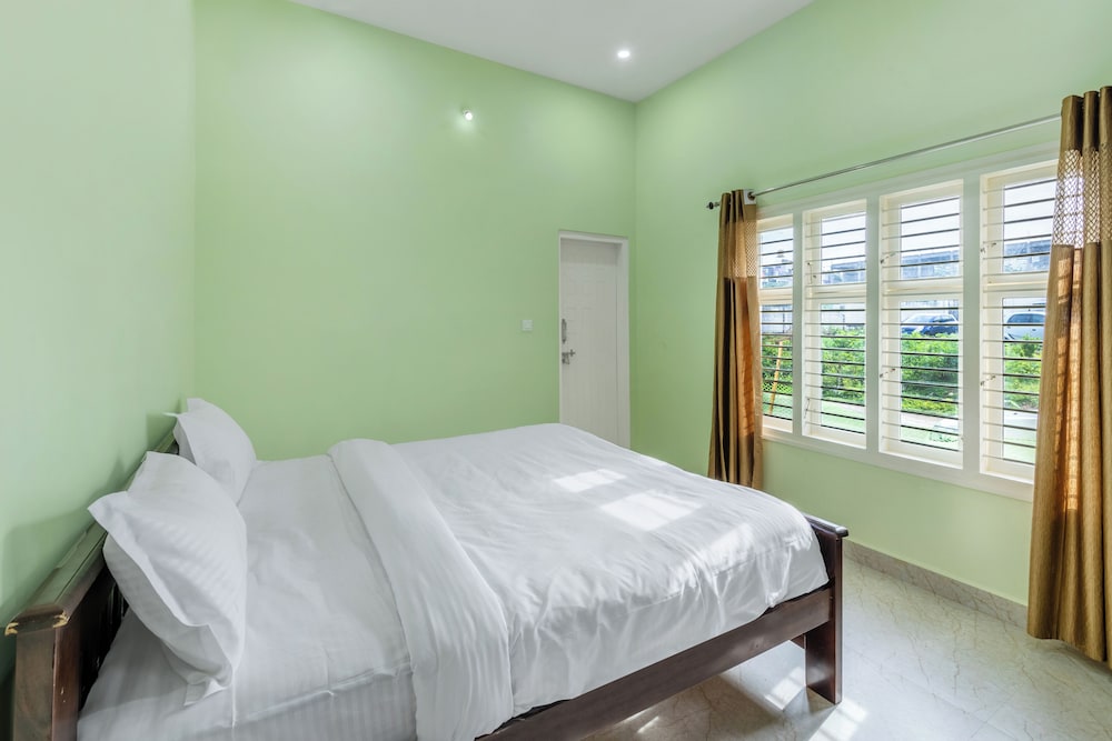 Deluxe Room, 1 Queen Bed photo 1