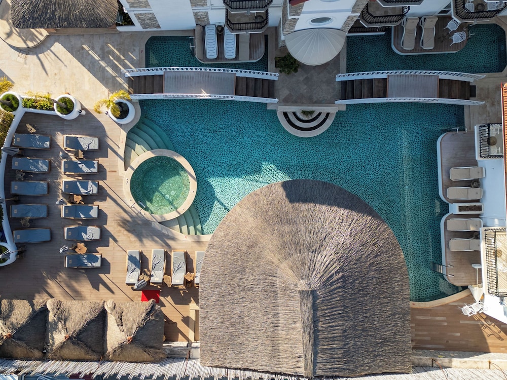 2 Bedroomed Swim-Up Suite