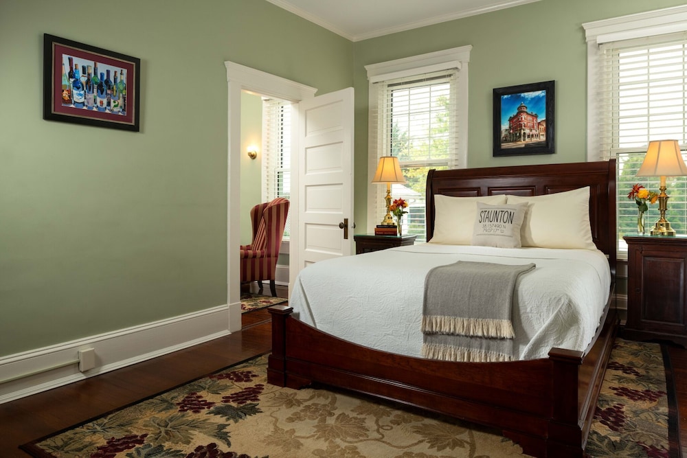 Luxury Suite, 1 Queen Bed, Private Bathroom (Chardonnay) photo 2