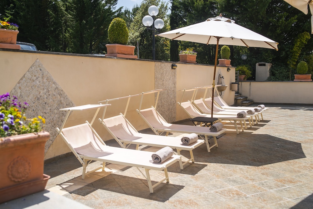 Comfort Room, 2 Twin Beds, Pool View - Photo 6