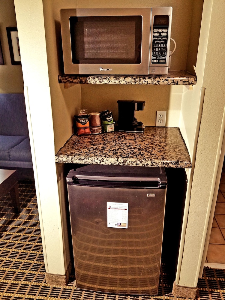 Suite, Multiple Beds, Non Smoking - Photo 11