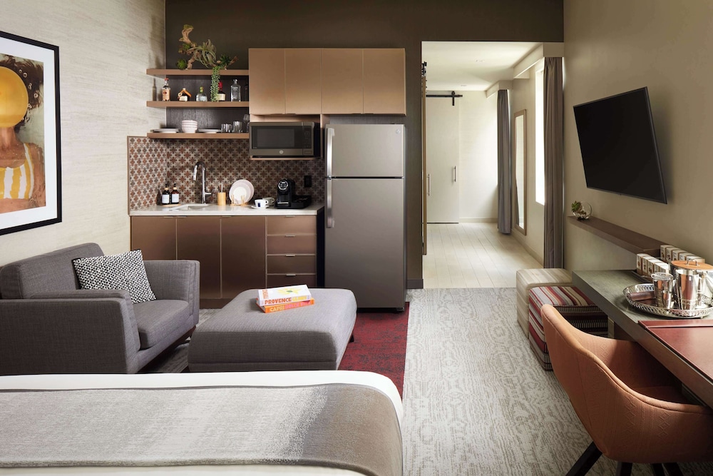 Suite, 1 King Bed, City View - Photo 5