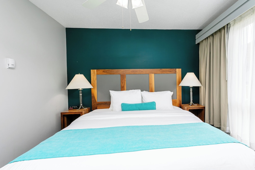Family Suite, 1 King, 1 Queen, Kitchenette - Photo 4