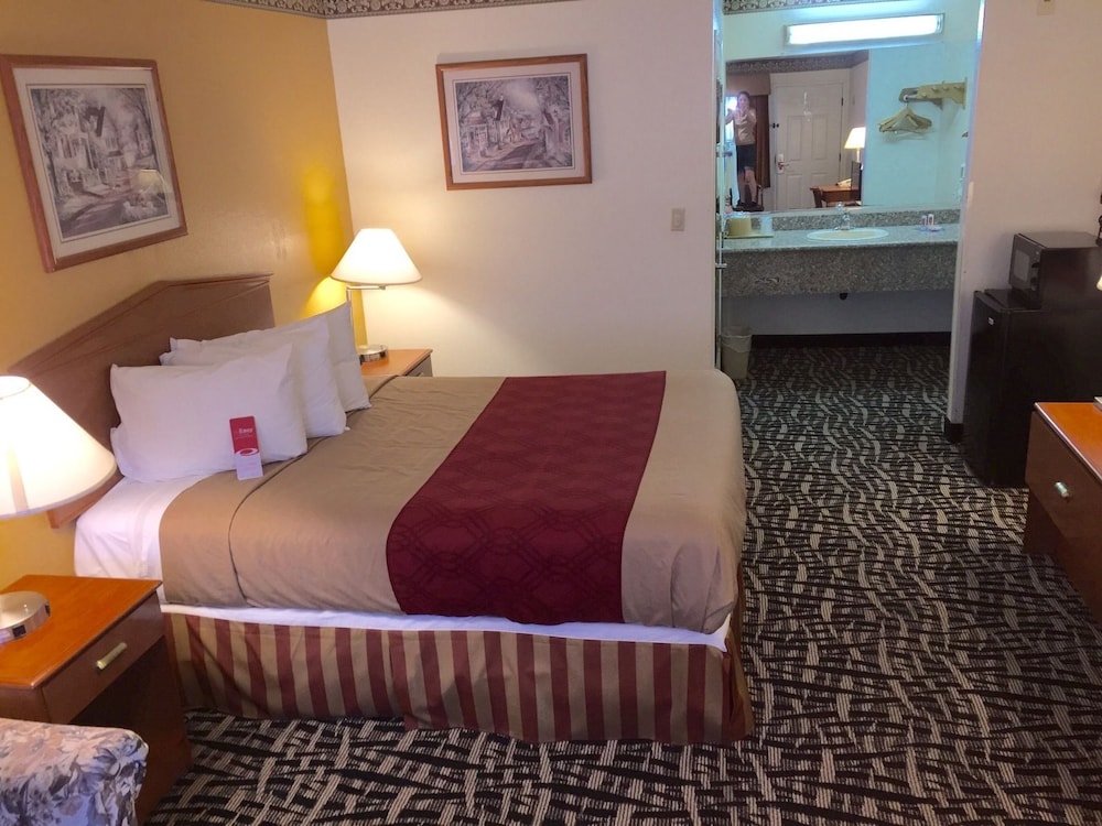 1 Queen Bed - Non Smoking - Photo 2