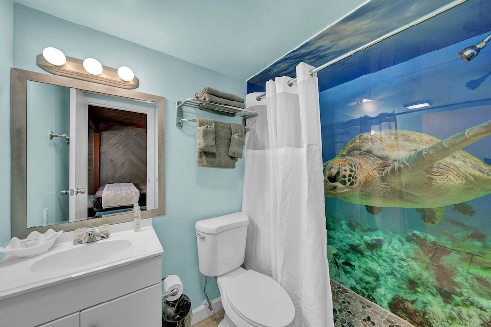 Standard Single Room, 1 King Bed, Partial Sea View photo 2