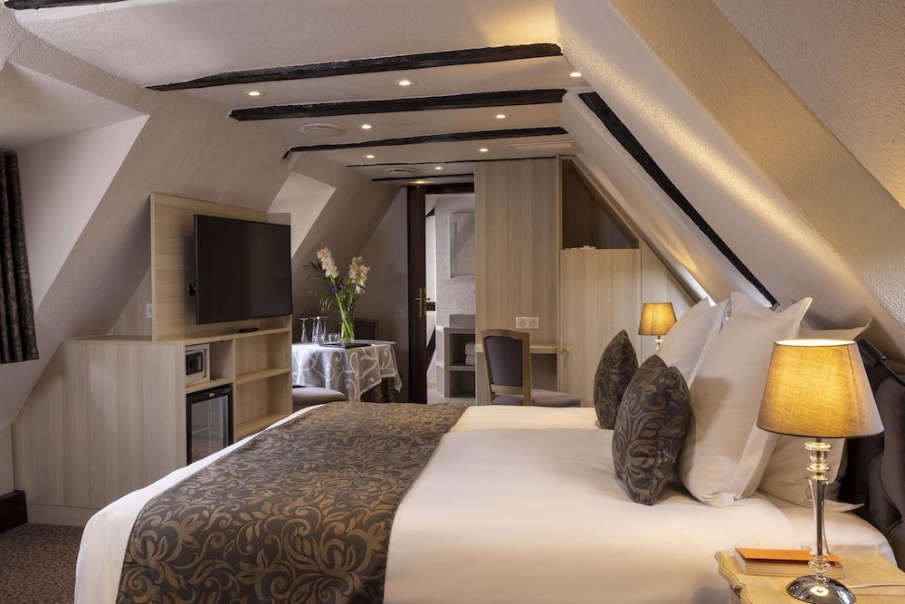 Luxury Triple Room, Jetted Tub photo 1