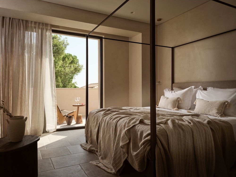 Elite Suite with Hot Tub and Partial Sea View - Photo 5