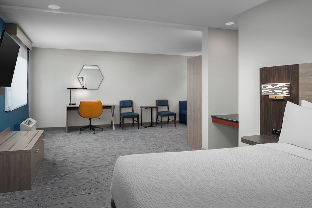 Suite, 1 King Bed - Photo 5