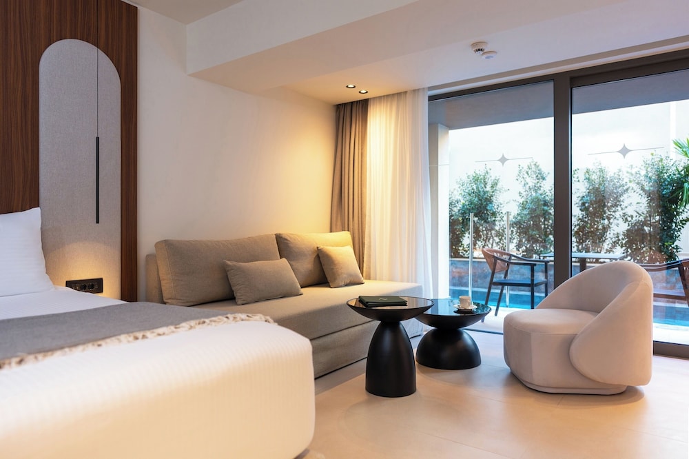 Deluxe Triple Room with Heated Swim Up Pool