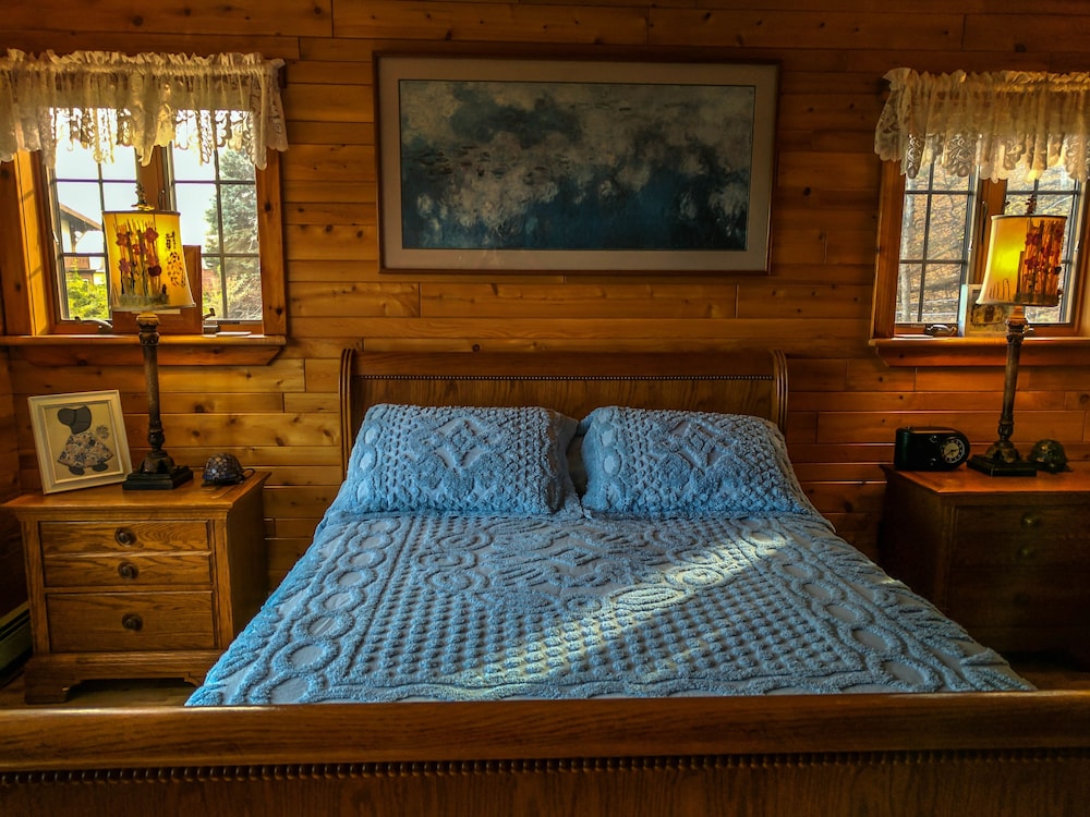 Room, 1 Queen Bed, Private Bathroom, Lake View photo 2