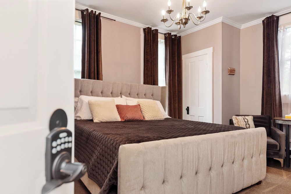 Double Room, 1 King Bed, Private Bathroom photo 3