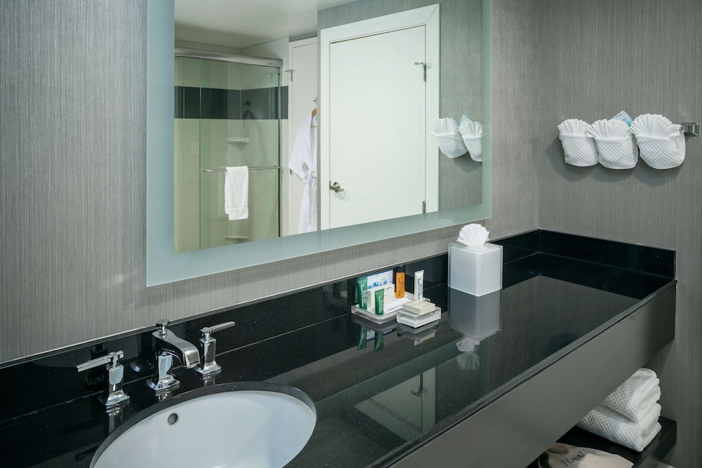 Executive Room, 1 King Bed (with Shower) - Photo 6