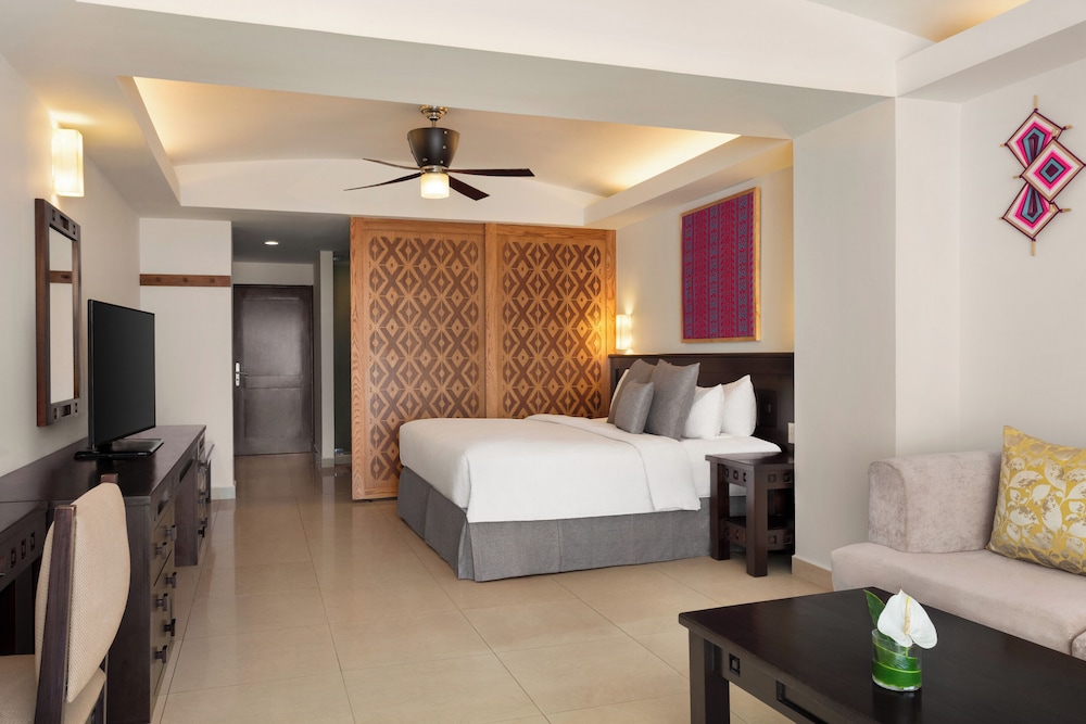 Junior Suite, 1 King Bed, Partial Ocean View photo 3