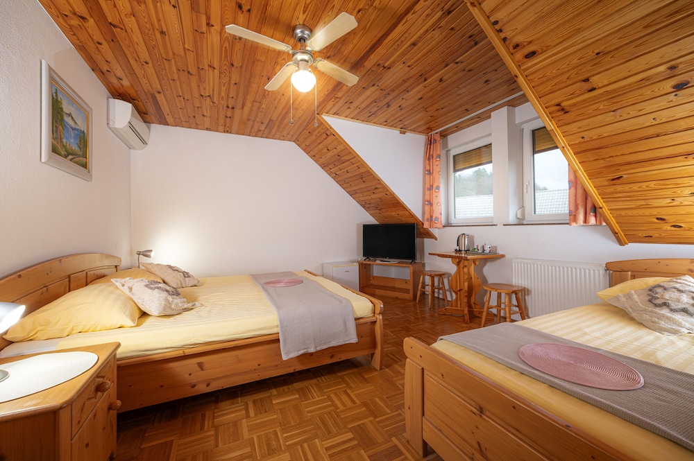 Economy Triple Room, 1 Bedroom, Non Smoking, Air conditioning