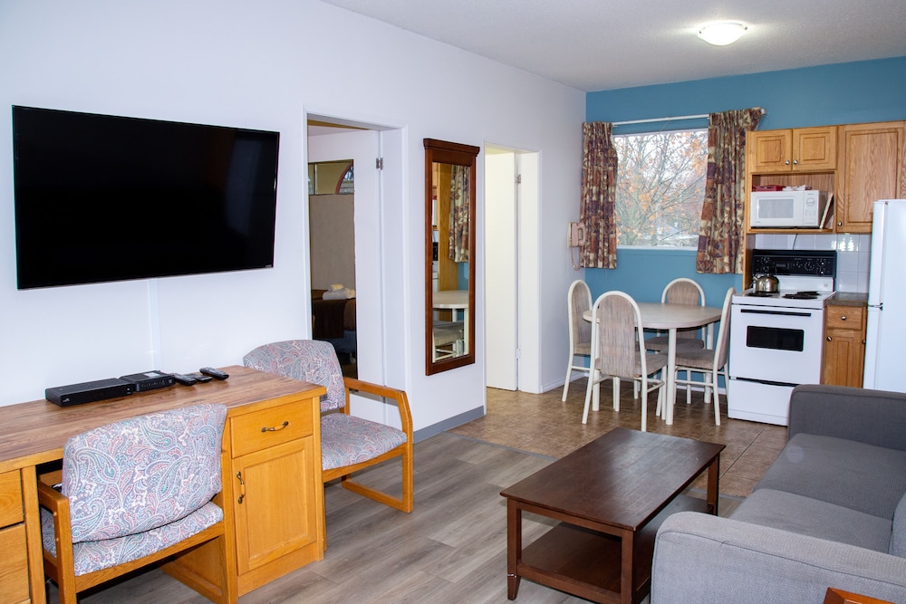 Suite, 2 Double Beds, Kitchen photo 3