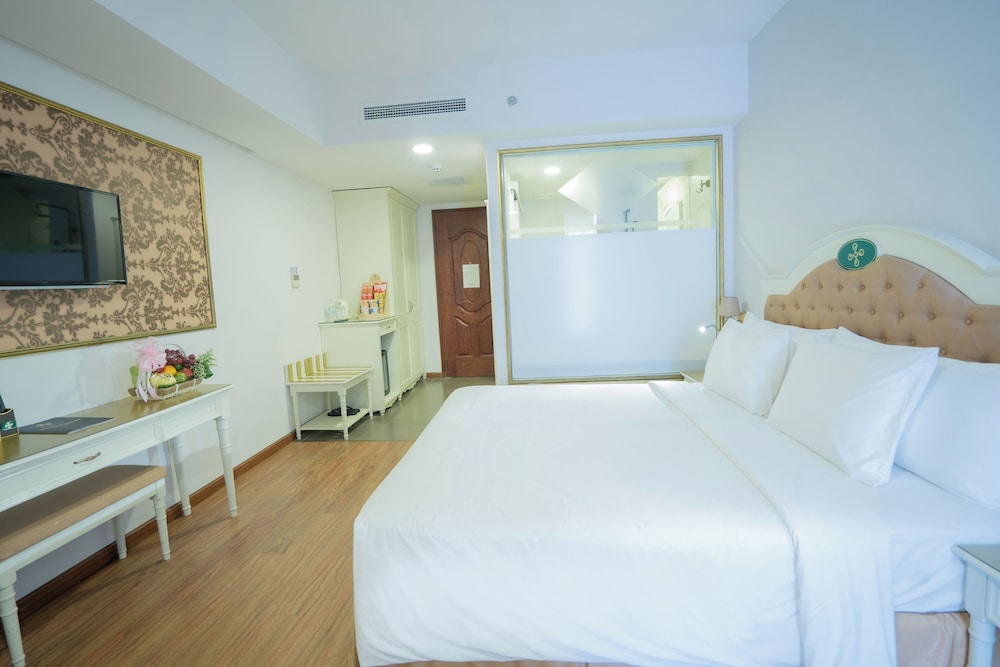 Senior Deluxe Double Room, Bathtub photo 3