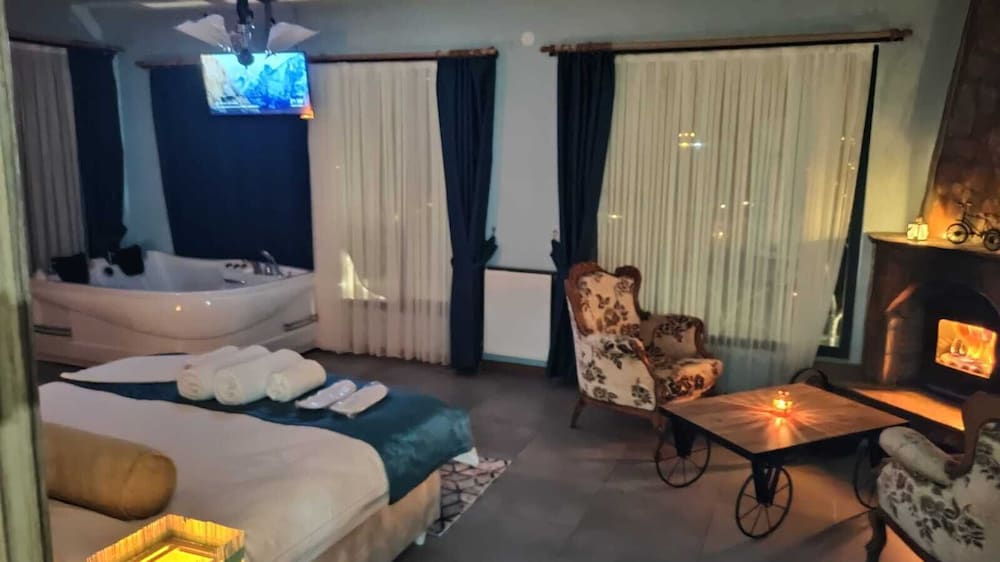 Deluxe Room, 1 Queen Bed, Jetted Tub photo 1